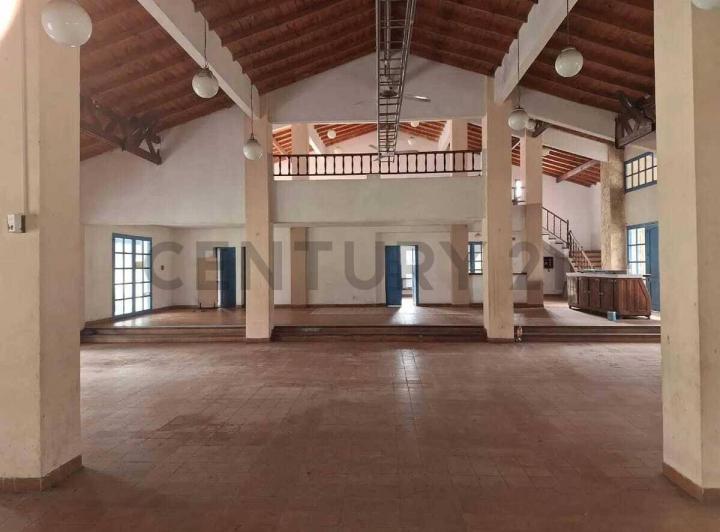 Casa · 765m² · 2 Ambientes · 5 Cocheras