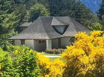 Casa · 210m² · 4 Ambientes · Casa en Venta en San Carlos de Bariloche – Av Bustillo Km 23