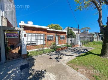Casa · 64m² · 4 Ambientes · 1 Cochera · Casa Funcional en Anchorena, Temperley