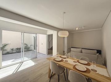 Casa · 127m² · 5 Ambientes · Casa de Pasillo con 3 Dorm., Patio y Parrillero en El Centro