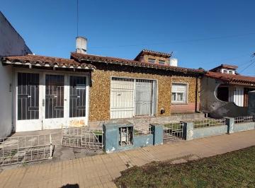 Casa · 140m² · 5 Ambientes · 4 Cocheras · Venta! 2 Casas 3 Amb en Lote de 10 X 34 m C/fondo y Pileta