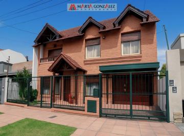 Casa · 180m² · 5 Ambientes · 3 Cocheras · Barrio Guemes, Chalet Cinco Ambientes con Piscina