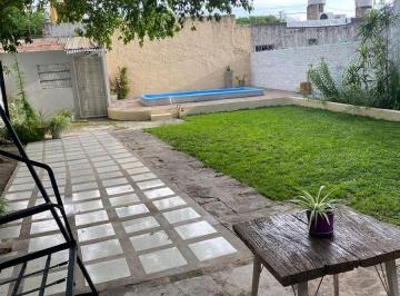 Casa · 150m² · 4 Ambientes · 1 Cochera · Hermosa Casa con Pileta en Haedo Norte - Permuta!