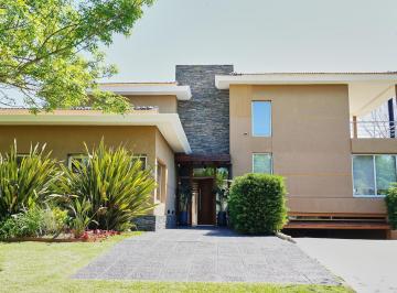 Casa · 458m² · 8 Ambientes · 2 Cocheras · Venta de Casa 4 Dorm. en Barrio Kentucky
