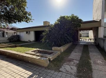 Casa · 286m² · 8 Ambientes · 2 Cocheras · Venta – Casa de 3 Dorm. con Gran Lote y Quincho en Urca