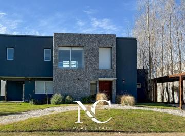 Casa · 200m² · 5 Ambientes · 1 Cochera · Casa en Venta en Costa Esmeralda