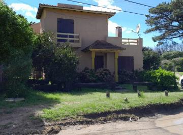 Casa · 150m² · 8 Ambientes · 3 Cocheras · Casa a m del Mar - Acepta Depto en Adrogue - Lomas en Parte de Pago