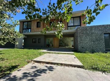 Casa · 415m² · 6 Ambientes · 2 Cocheras · Casa a Estrenar en Pilara Milord con Vista a Cancha de Polo