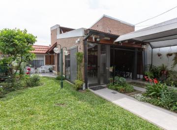 Casa · 124m² · 6 Ambientes · 1 Cochera · Casa de 2/3 Dorm. con Cochera en Venta