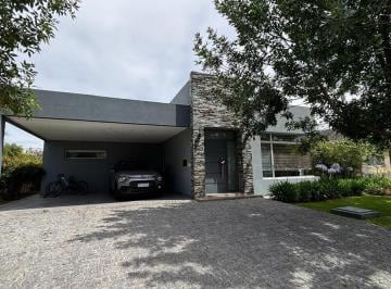 Casa · 190m² · 4 Ambientes · 3 Cocheras · Casa en Venta Altos de Hudson 2 de 3 Dorm., Parque y Pileta