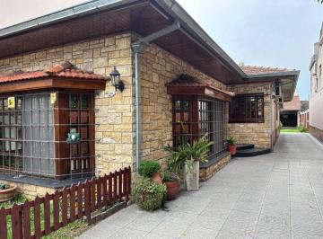 Casa de 6 ambientes, Quilmes · Hermosa Casa Estilo Americano en Venta en Bernal Oeste