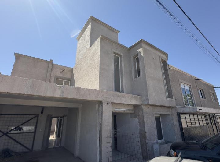 Casa · 220m² · 5 Ambientes · 1 Cochera