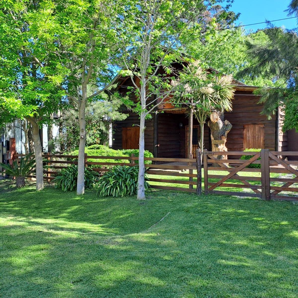 Cabaña en Acantilados Living comedor con hogar, cocina, 2 dormitorios y baño