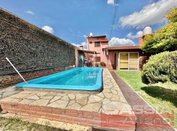 Casa · 280m² · 10 Ambientes · 3 Cocheras · Casa Apto Dos Familias en PH Sobre Lote de 52 X 10, Cochera, Fondo Libre con Piscina