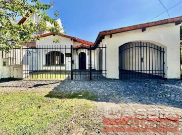 Casa · 250m² · 6 Ambientes · 2 Cocheras · Importante Chalet Una Planta, Lote 474 m² Residencial, 3 Dormit. Fondo, Piscina, 4 Baños, Escritorio