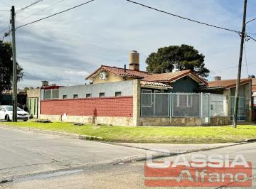 Casa · 131m² · 5 Ambientes · 2 Cocheras · Casa Desarrollada en Una Planta con 3 Dormit, Patio y Garage
