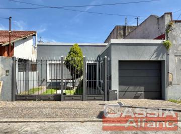Casa · 140m² · 3 Ambientes · 2 Cocheras · Casa Excelente Estado Desarroll. en Planta Baja 2 Dorm., Garage y Fondo