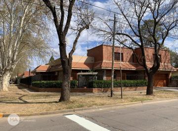 Casa · 380m² · 8 Ambientes · 2 Cocheras · Casa 5 Dorm., Cochera Doble - Pellegrini 1500 - Funes | Venta