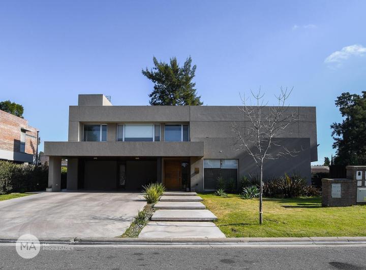 Casa · 370m² · 8 Ambientes · 2 Cocheras
