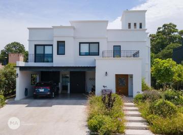 Casa · 213m² · 6 Ambientes · 2 Cocheras · Casa 3 Dorm. - San Sebastián - Funes | Venta
