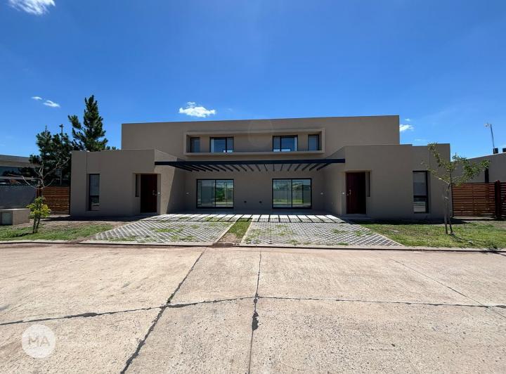 Casa · 108m² · 2 Dormitorios · 2 Cocheras