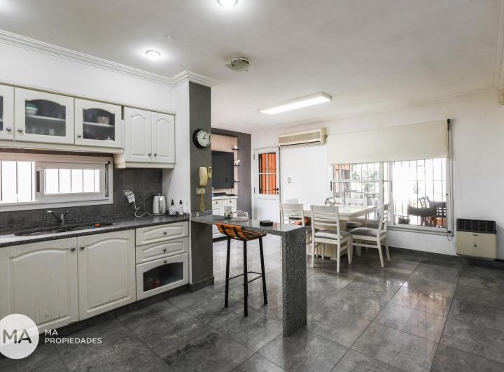 Casa · 143m² · 6 Ambientes · 2 Cocheras