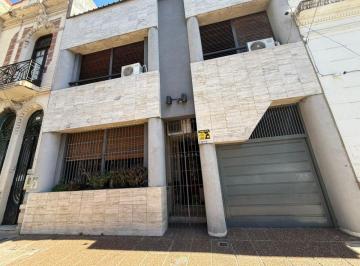 Casa de 5 ambientes, Parque Patricios · Dean Funes 1977