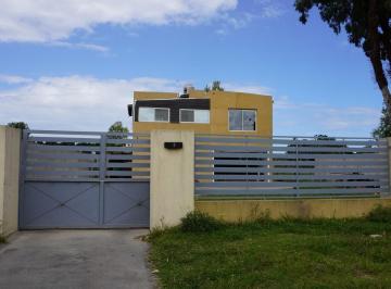 Casa · 140m² · 4 Ambientes · 1 Cochera · Casa en Dos Plantas en La Caleta