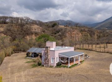 Casa · 279m² · 6 Ambientes · 3 Cocheras · Casa en Venta C/ Cochera en Campo Quijano