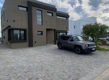 Casa · 193m² · 5 Ambientes · 4 Cocheras · Casa en Venta Área 8 Casa a La Laguna en San Sebastian