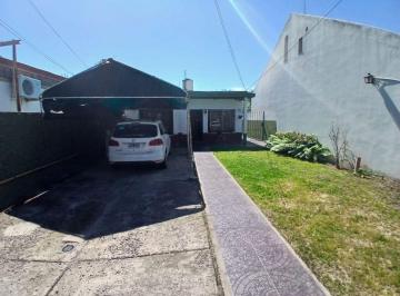 Casa de 6 ambientes, Almirante Brown · Casa con Departamento, Cochera, Quincho y Piscina en Venta en José Mármol