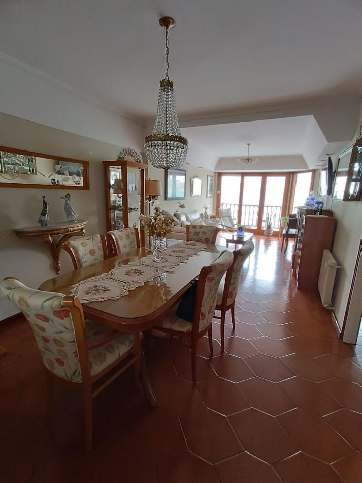 Departamento en semi piso de tres ambientes con cochera fija cubierta y balcón