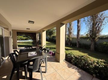 Casa · 390m² · 5 Ambientes · 2 Cocheras · Casa en Venta en Grand Bourg, Salta, con Jardín y Pileta Climatizada