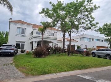 Casa de 7 ambientes, Tigre · Los Castores - 3 Dorm - Suitte - Jardin - Pileta