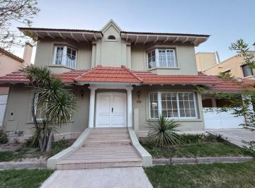 Casa de 7 ambientes, Godoy Cruz · Casa en Venta 4 Habitaciones - Barrio Privado Palmares.