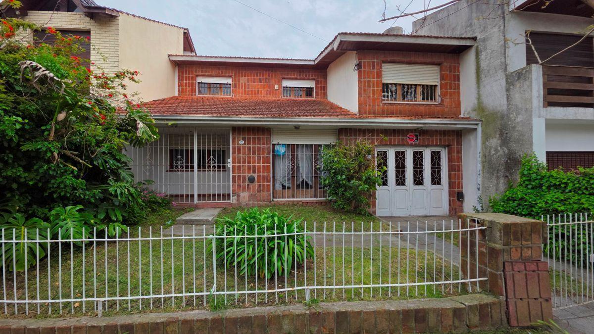 Casa 4 dorm, 200m² cubiertos en Chauvín con garage para 2 autos