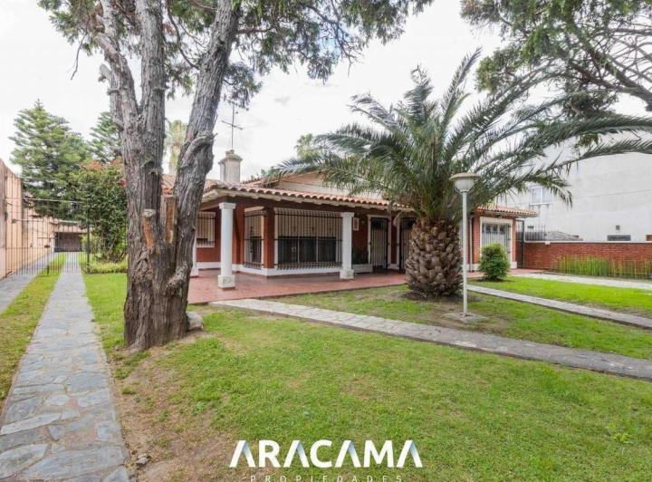Casa · 370m² · 8 Ambientes · 2 Cocheras