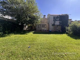 Casa · 351m² · 4 Ambientes · 2 Cocheras · Venta de Dos Casas con Amplio Jardín Zona Centro Neuquen
