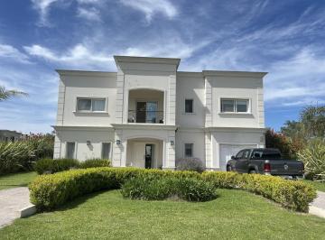 Casa · 953m² · 5 Ambientes · 2 Cocheras · Casa en Campos Daromy San Vicente