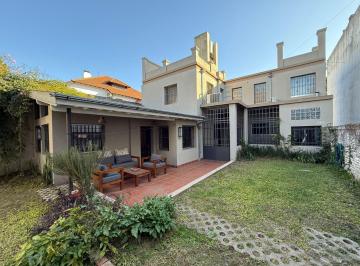 Casa · 179m² · 3 Ambientes · 2 Cocheras · Excelente Casa en Banfield Oeste, Zona Residencial Cercana a Transporte, Comercios y Accesos.