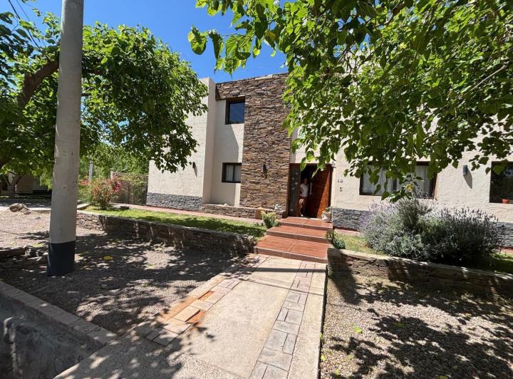 Casa · 240m² · 6 Ambientes · 3 Cocheras