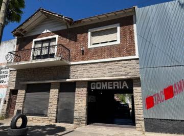 Bodega-Galpón · 111m² · 3 Ambientes · Galpon Sobre Lote de 450 m² con Vivienda de 3 Ambientes, Ubicado en Zona Comercial Sobre Av Lur