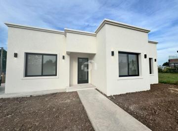 Casa · 136m² · 5 Ambientes · 2 Cocheras · Casa en Venta en Santa Elisa, Pilar del Este, Pilar