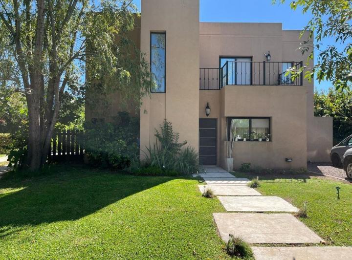 Casa · 135m² · 4 Ambientes · 2 Cocheras
