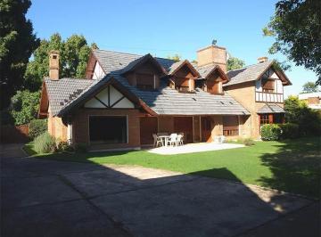 Casa · 500m² · 8 Ambientes · 3 Cocheras · Venta Importante Casa de Estilo en Fisherton, Acepta Propiedad Parte de Pago