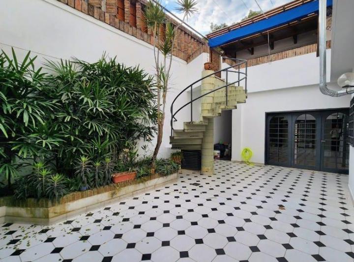 Casa · 276m² · 9 Ambientes · 2 Cocheras