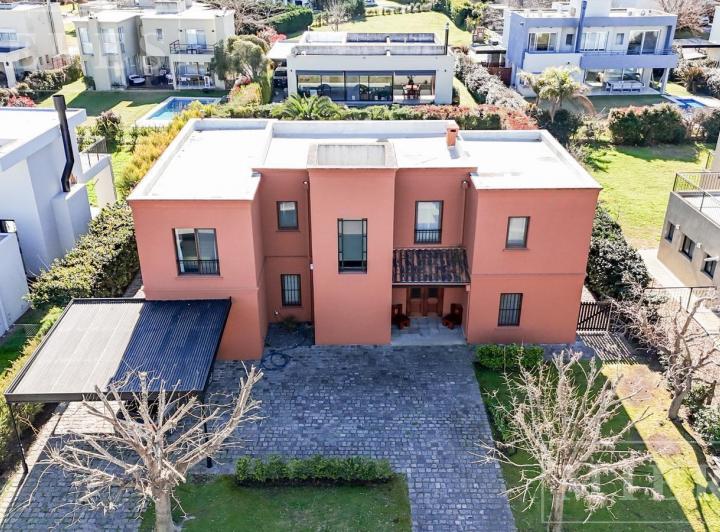Casa · 310m² · 7 Ambientes · 1 Cochera