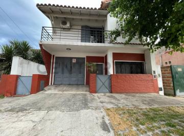 Casa · 217m² · 5 Ambientes · 2 Cocheras · Venta - Casa 5 Ambientes con Cochera