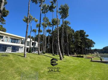 Casa · 302m² · 5 Ambientes · 1 Cochera · Casa en Villa Robles