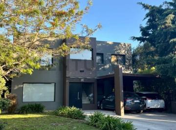 Casa · 190m² · 8 Ambientes · 2 Cocheras · Casa en Venta Altos de Hudson 1 de 3 Dorm.